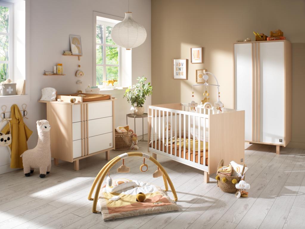 Lit bébé 120x60 avec pieds décor chêne Mobenze et balustres blancs JHOM17689